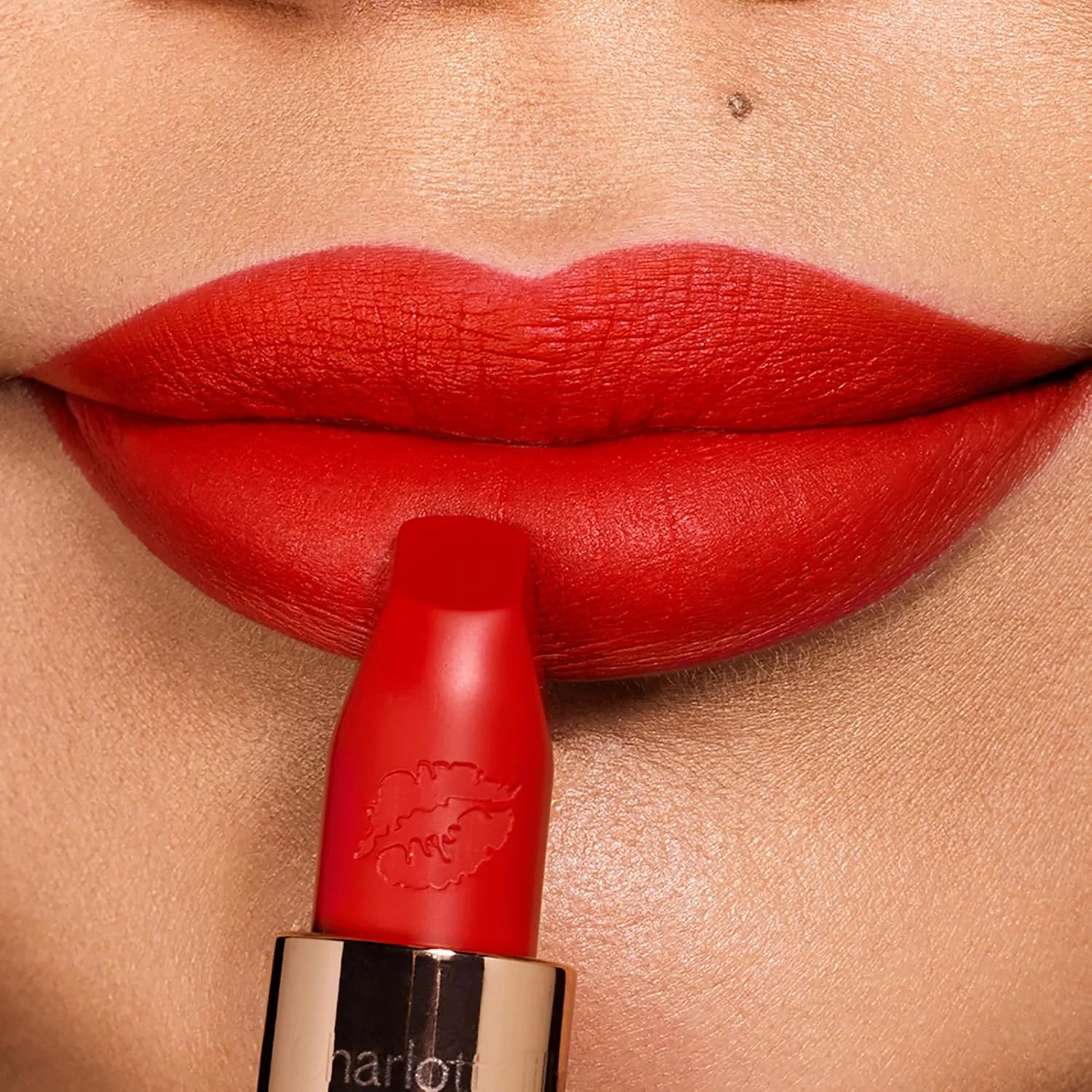 Помада Charlotte Tilbury Hot Lips - увлажняющая, стойкая помада с экстрактами орхидеи и антиоксидантами - сатиновое покрытие, которое можно наслаивать, для визуального увеличения объема губ., Tell Laura - warm orange red — фото 2