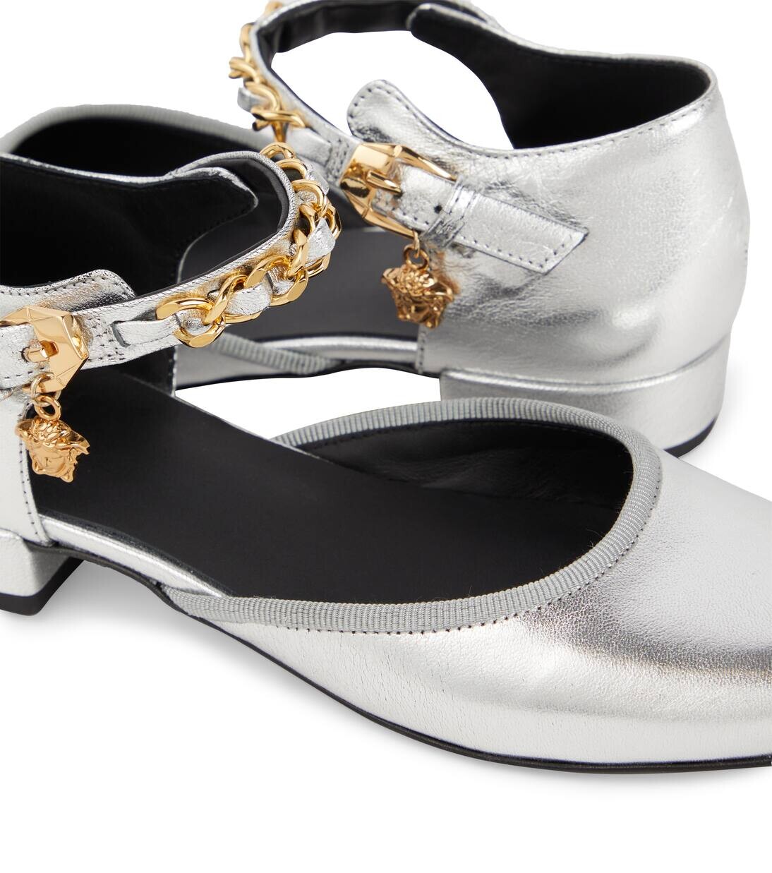 Туфли-лодочки La Medusa из металлизированной кожи Versace Kids, цвет argento + oro versace — фото 4
