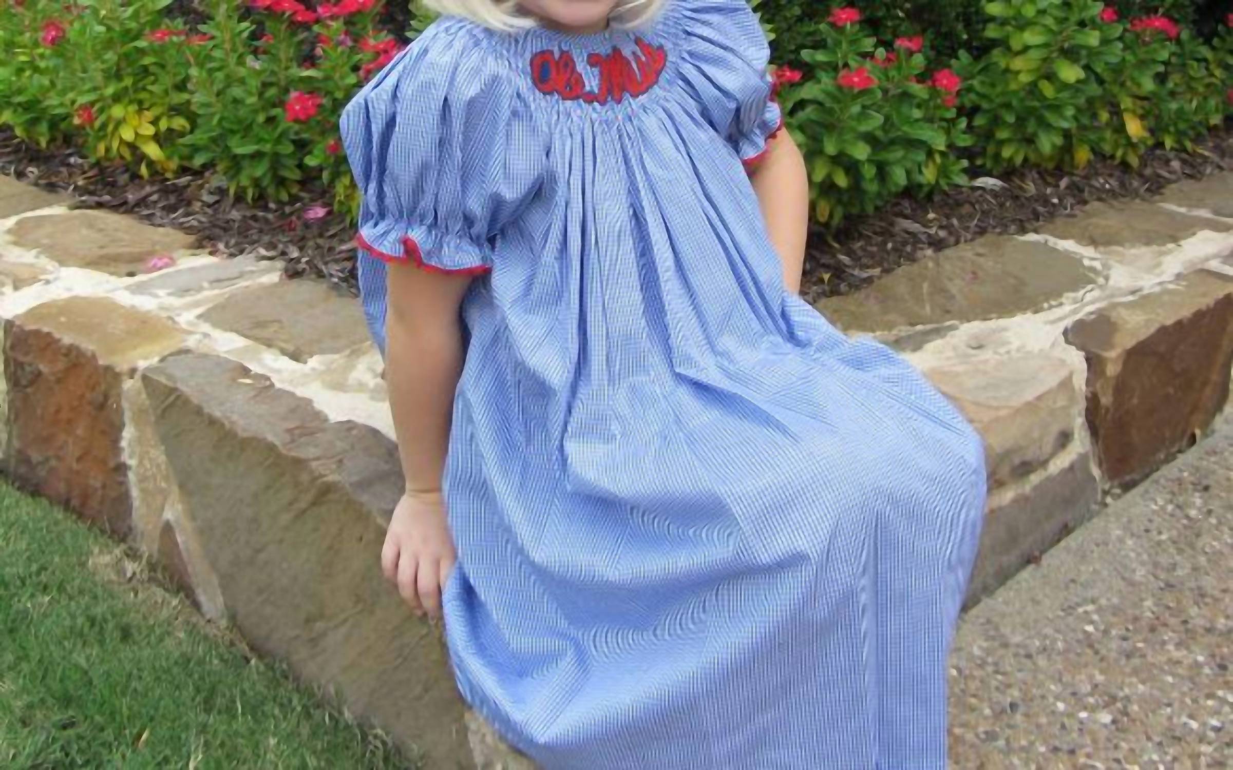

Платье Ole Miss Collegiate Hand Smocked в синем цвете Vive La Fete