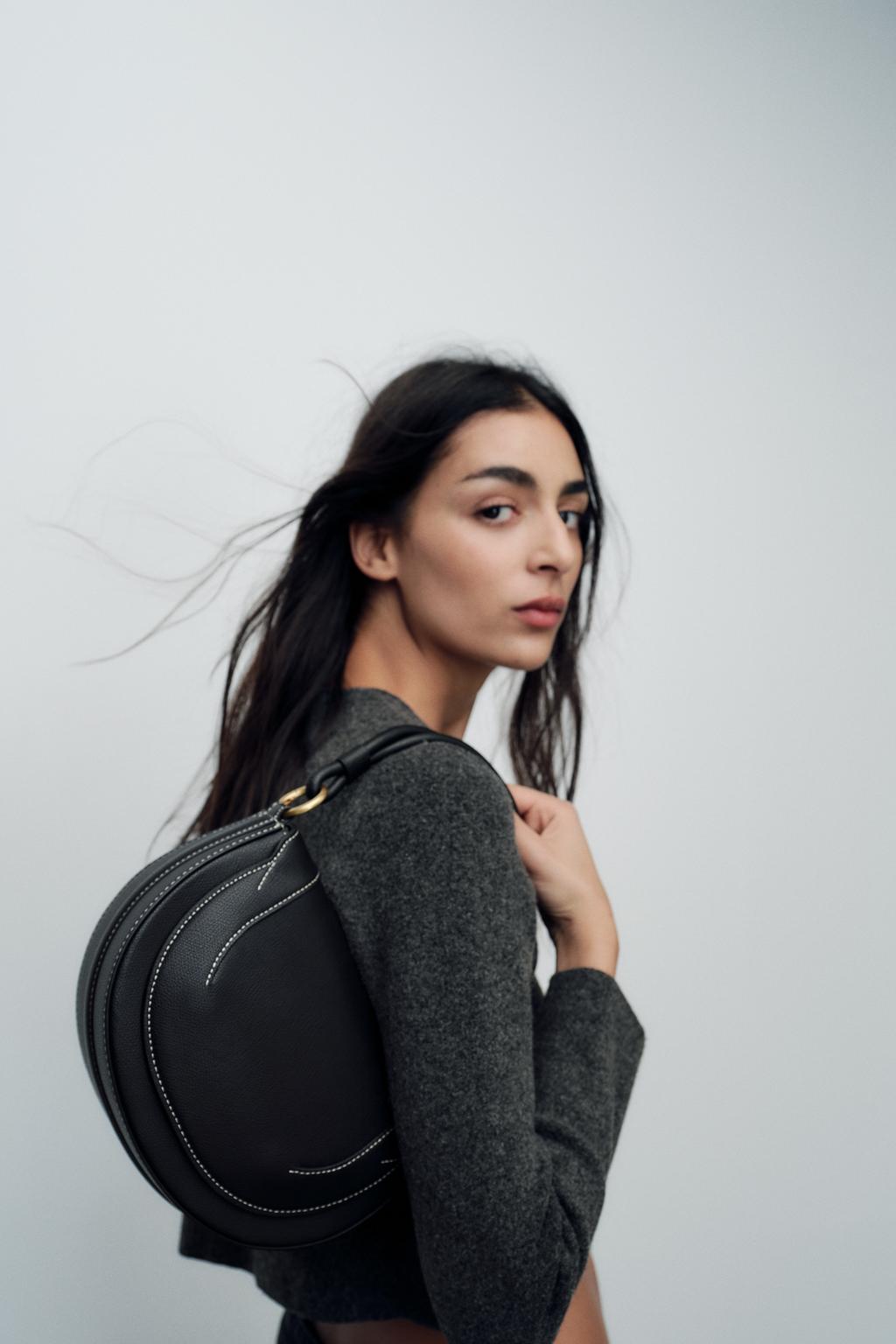 

Сумка через плечо с контрастной отстрочкой сверху ZARA, черный