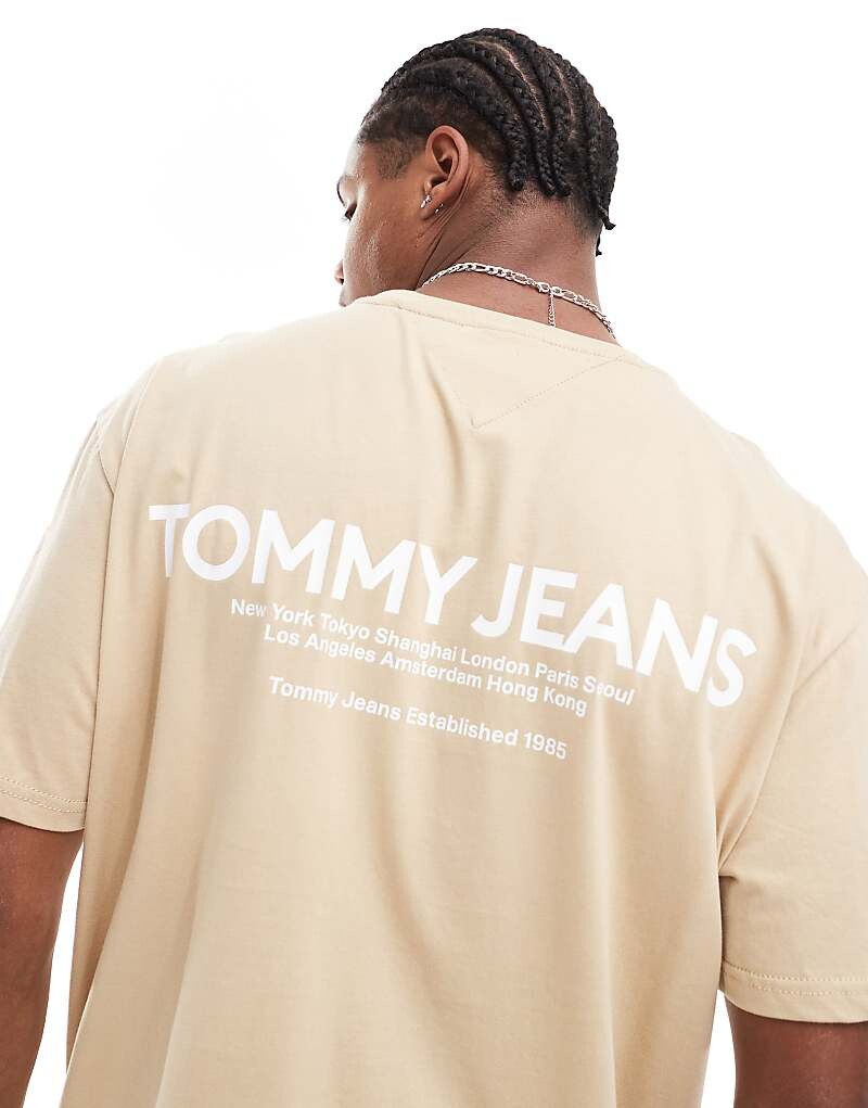 

Tommy Jeans – классическая бежевая футболка с принтом на спине