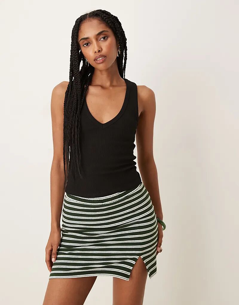 

Майка ASOS DESIGN с V-образным вырезом в рубчик, черного цвета