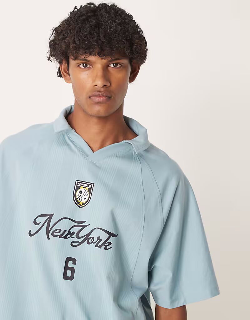 

Свободное поло свободного кроя ASOS DESIGN со спортивной графикой светло-голубого цвета