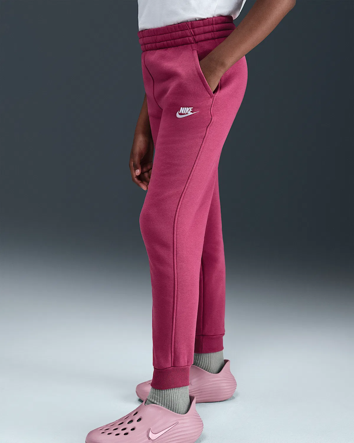 Джоггеры Nike Sportswear Club Fleece для старших детей, Sweet Beet/White — фото 2