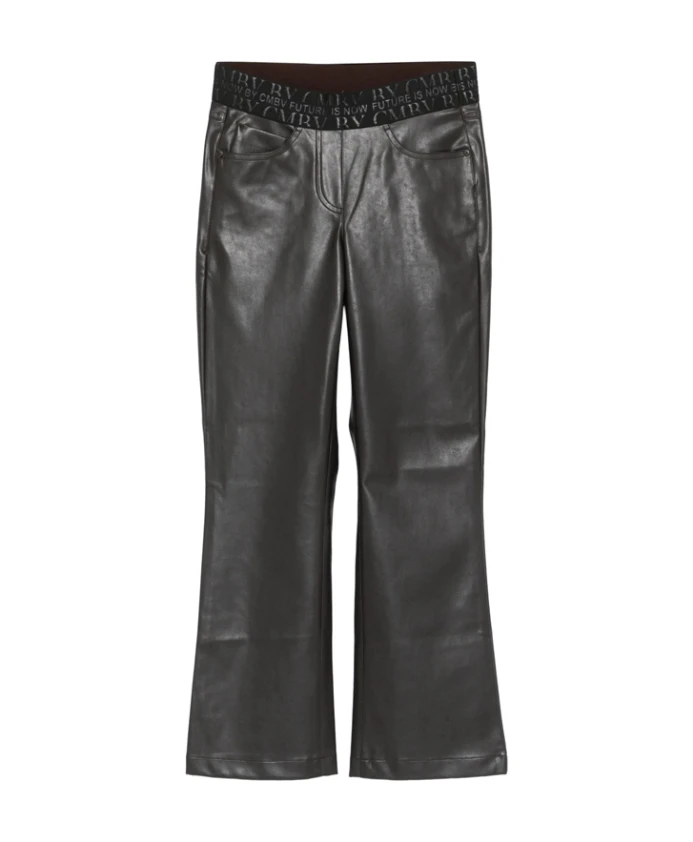 

Расклешенные брюки из искусственной кожи с декоративной отделкой на талии. Cambio, черный