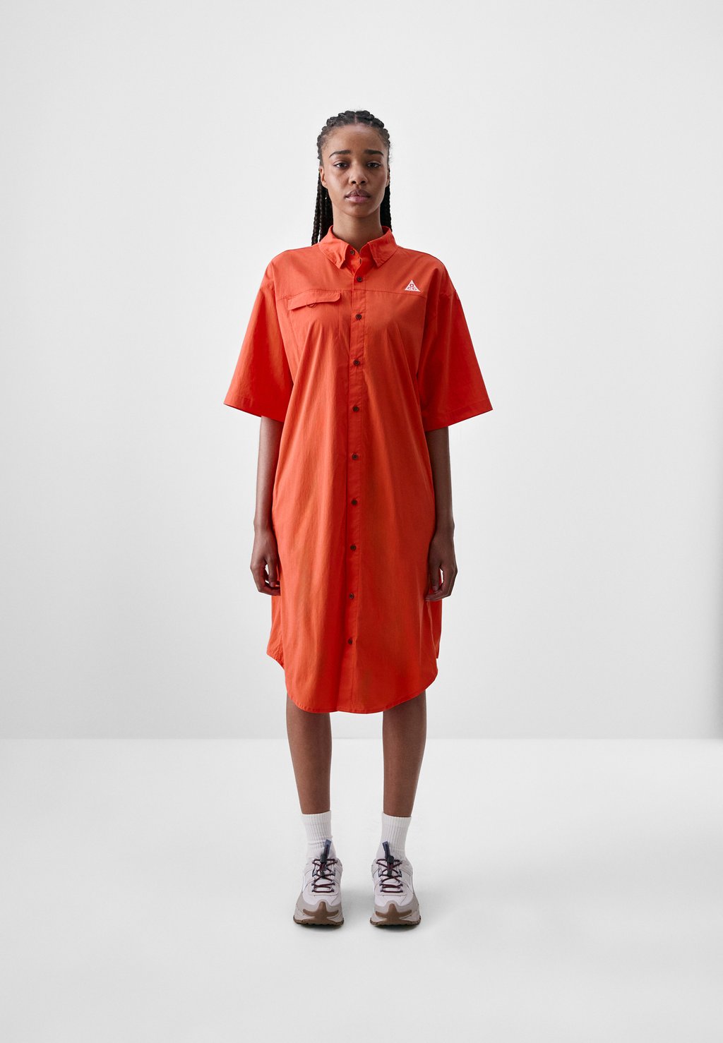 

Платье-рубашка Nike ACG, красный