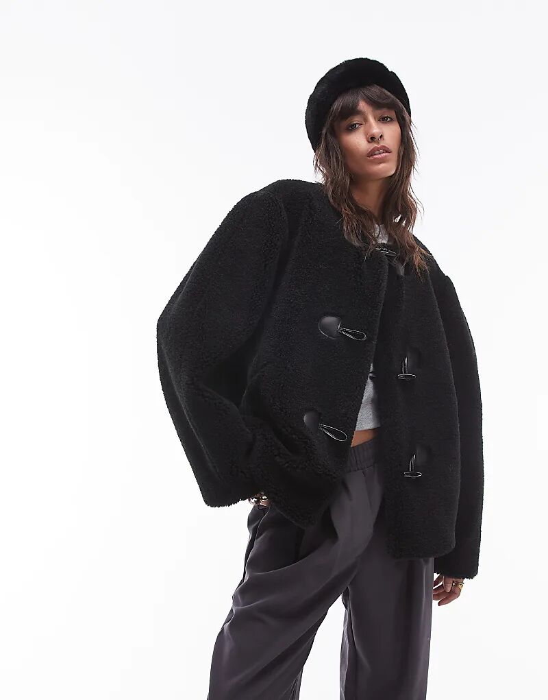 

Короткое пальто из борга без воротника черного цвета Topshop