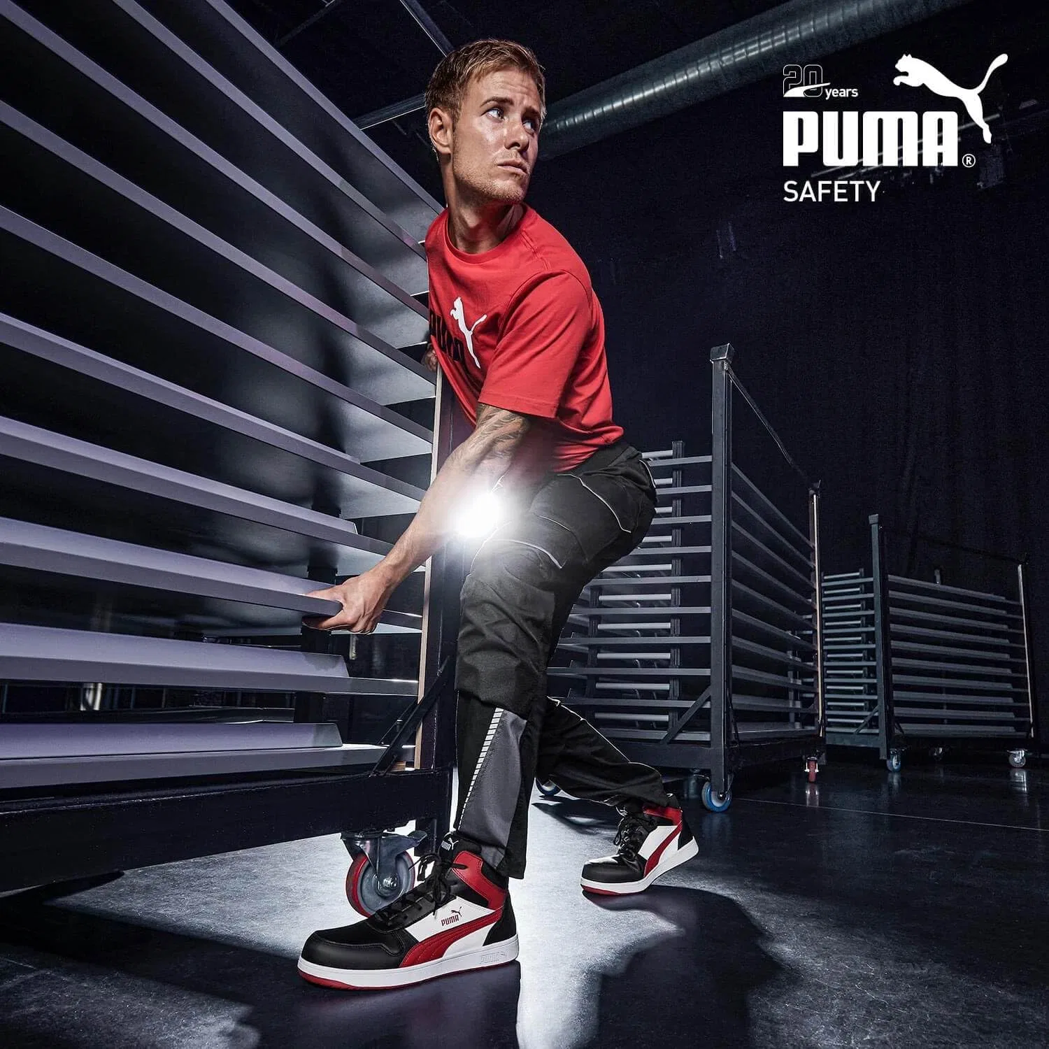 Защитная обувь PUMA Safety Frontcourse Mid S3 ESD FO HRO SR унисекс, нескользящая, безметаллическая, из стекловолокна, Black / White / Red — фото 2