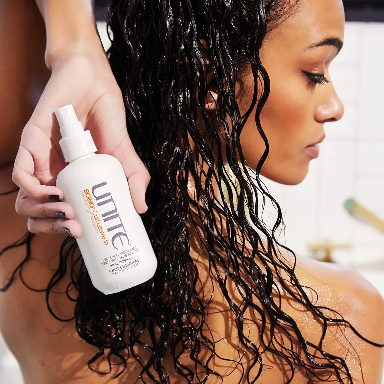 UNITE Hair - BOING Curl Leave-In - Легкий спрей для распутывания волос, увлажнения, определения и контроля завитков - для волнистых, кудрявых и кучерявых волос - защита от ультрафиолета и термовоздействия - 237 мл — фото 4