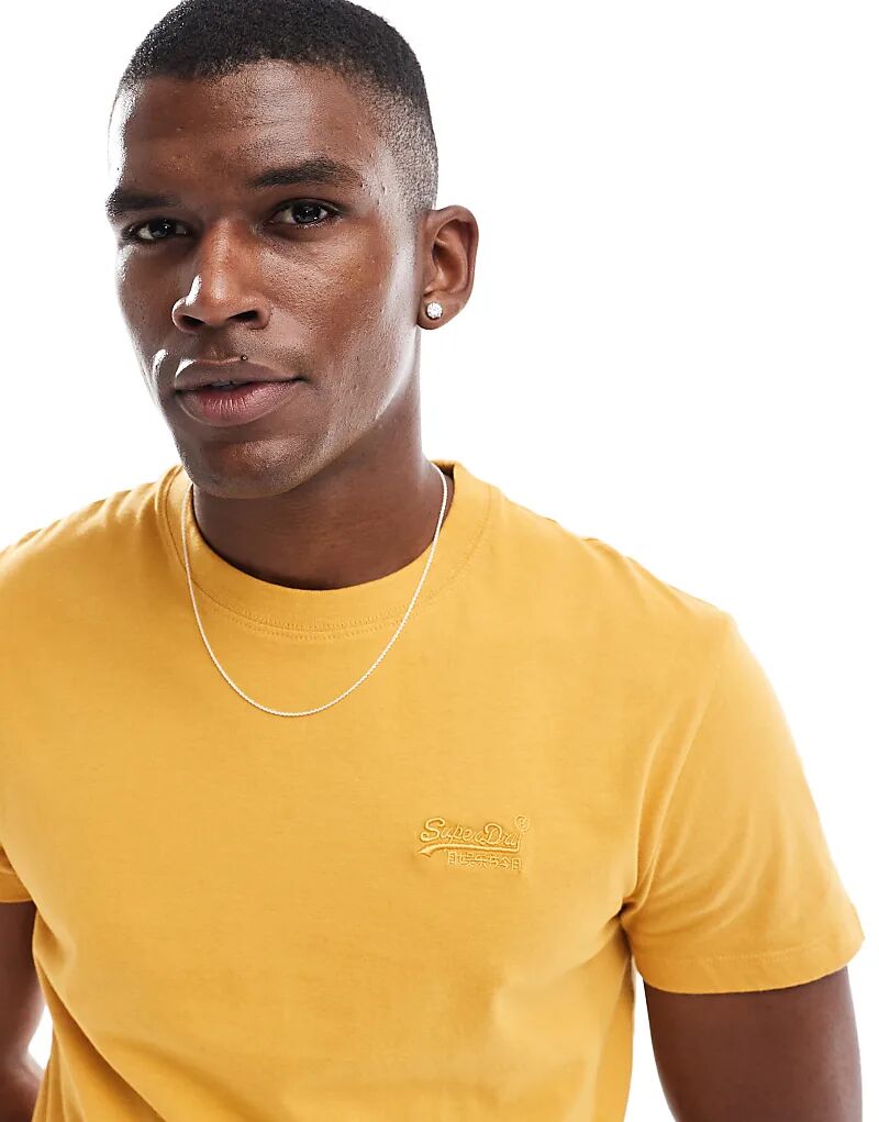 

Футболка из хлопка с логотипом Essential в зимнем золотом цвете Superdry
