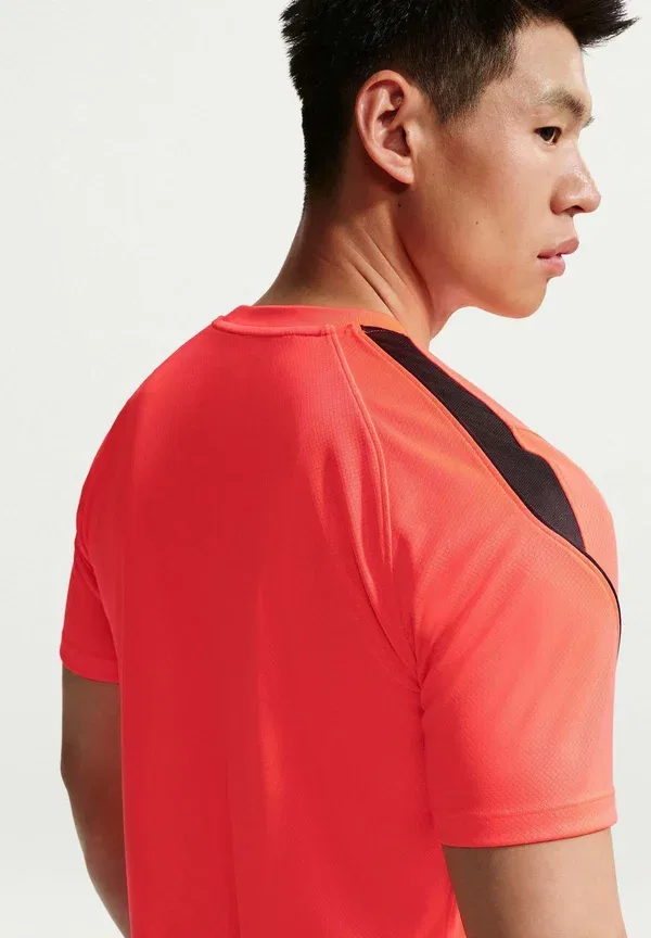 Футболка спортивная Nike Performance, цвет горячая лава антрацит — фото 4