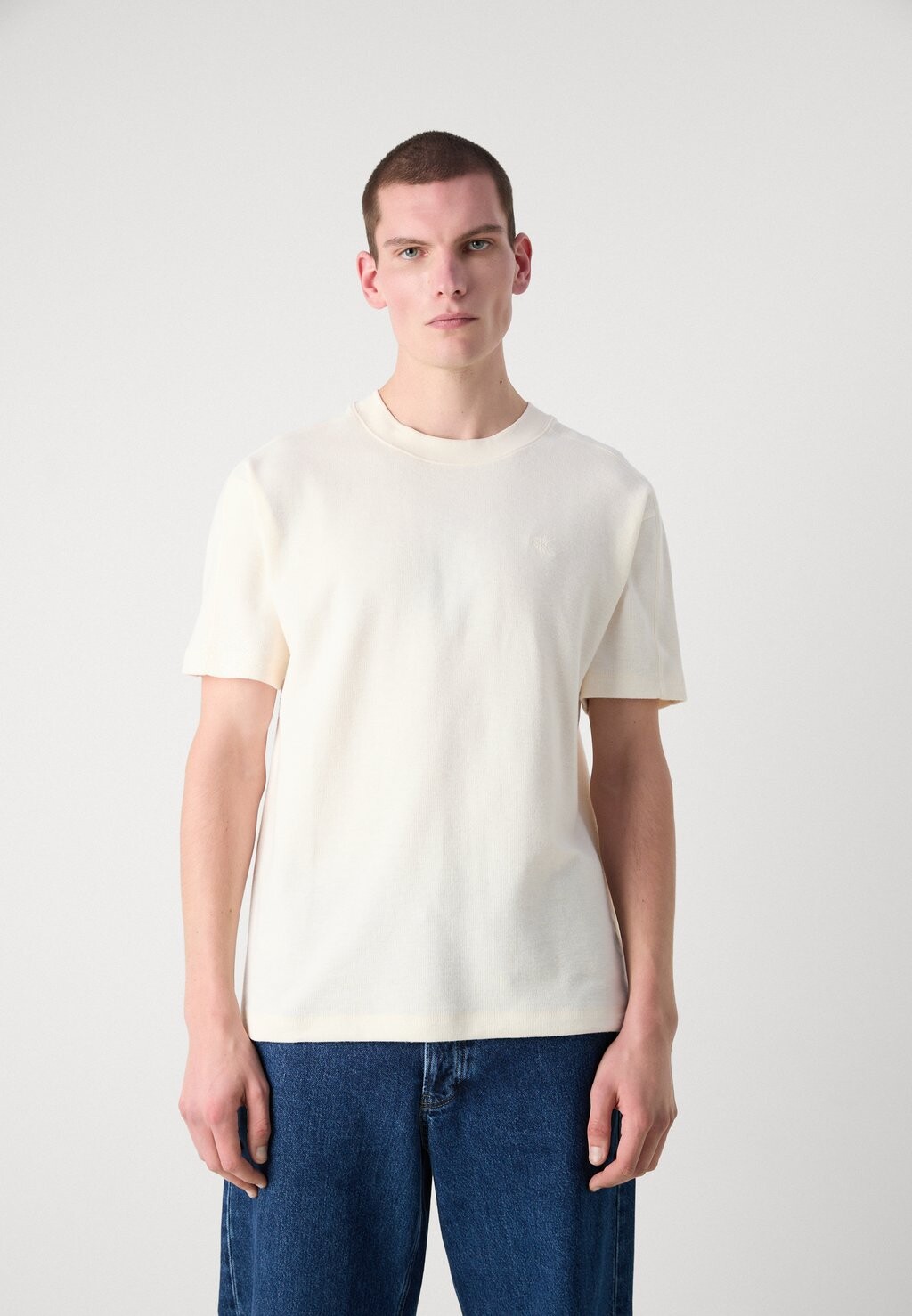 

Базовая футболка TEE Calvin Klein Jeans, молочный