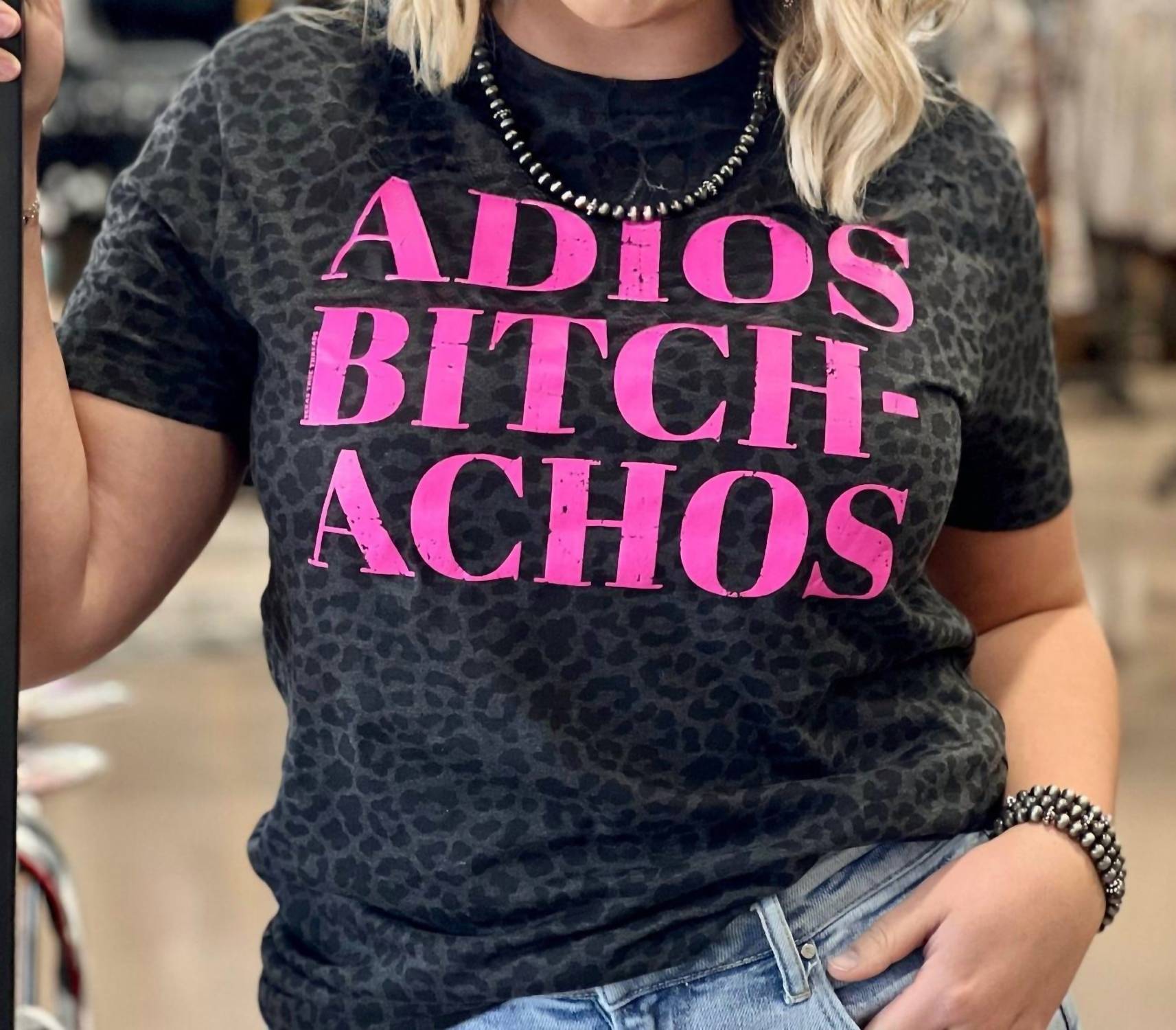

Футболка Adios Bitch-Achos черного леопардового цвета Texas True Threads