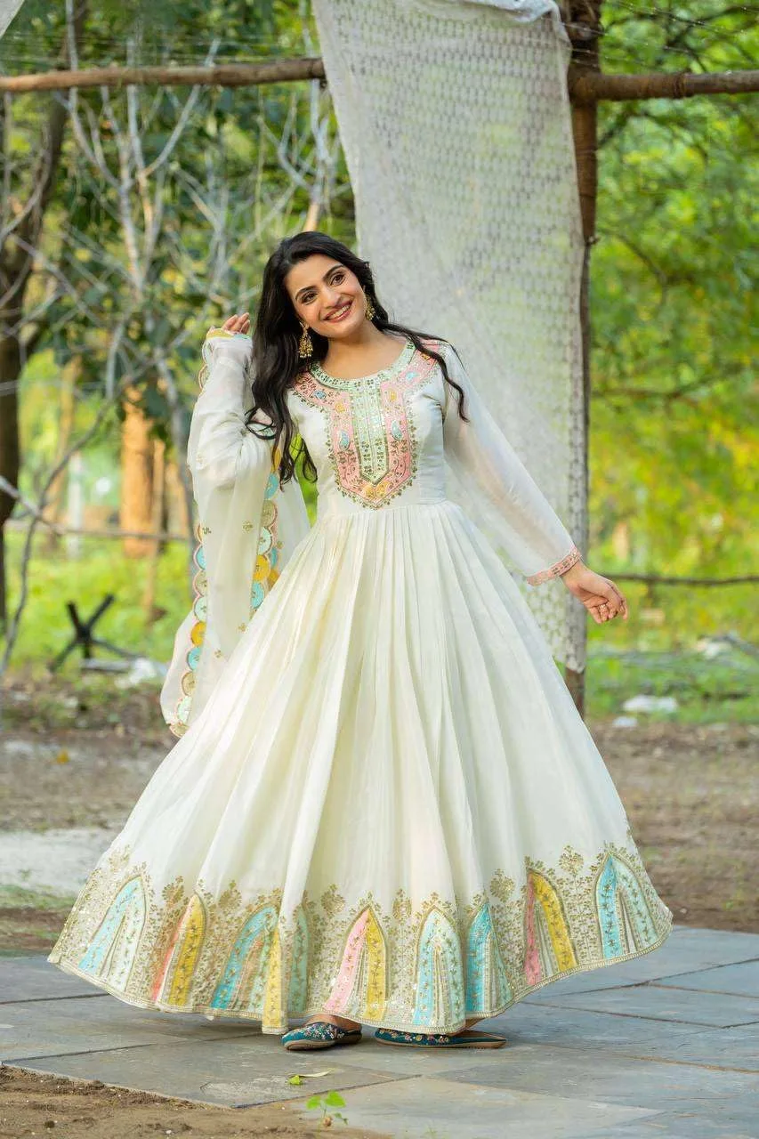 Женский комплект Amberic Chinon Silk Anarkali Kurti с многониточной вышивкой и дупаттой из ткани Chinon Silk Generic, белый — фото 4