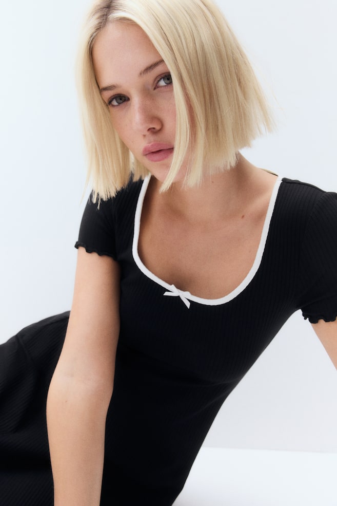 

Платье с расклешенной юбкой и отделкой оверлоком H&M, черный
