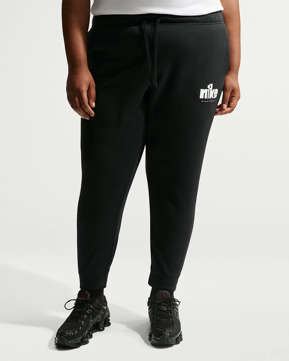 Женские спортивные штаны Nike Sportswear Club Fleece с принтом, средней посадки (плюс сайз), Black/White — фото 2