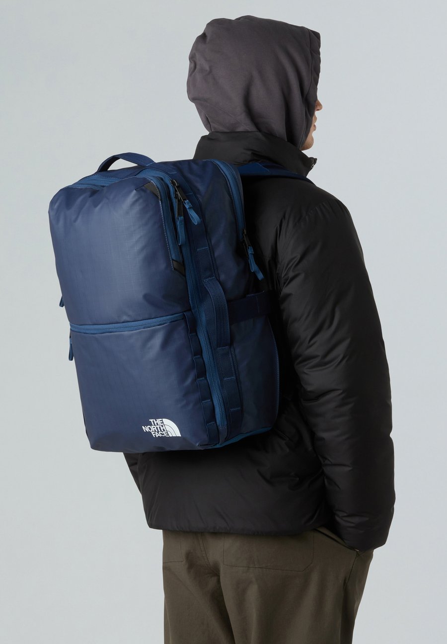

Рюкзак The North Face BASE CAMP VOYAGER TRAVEL PACK, Shady Blue/Summit Navy/Blue