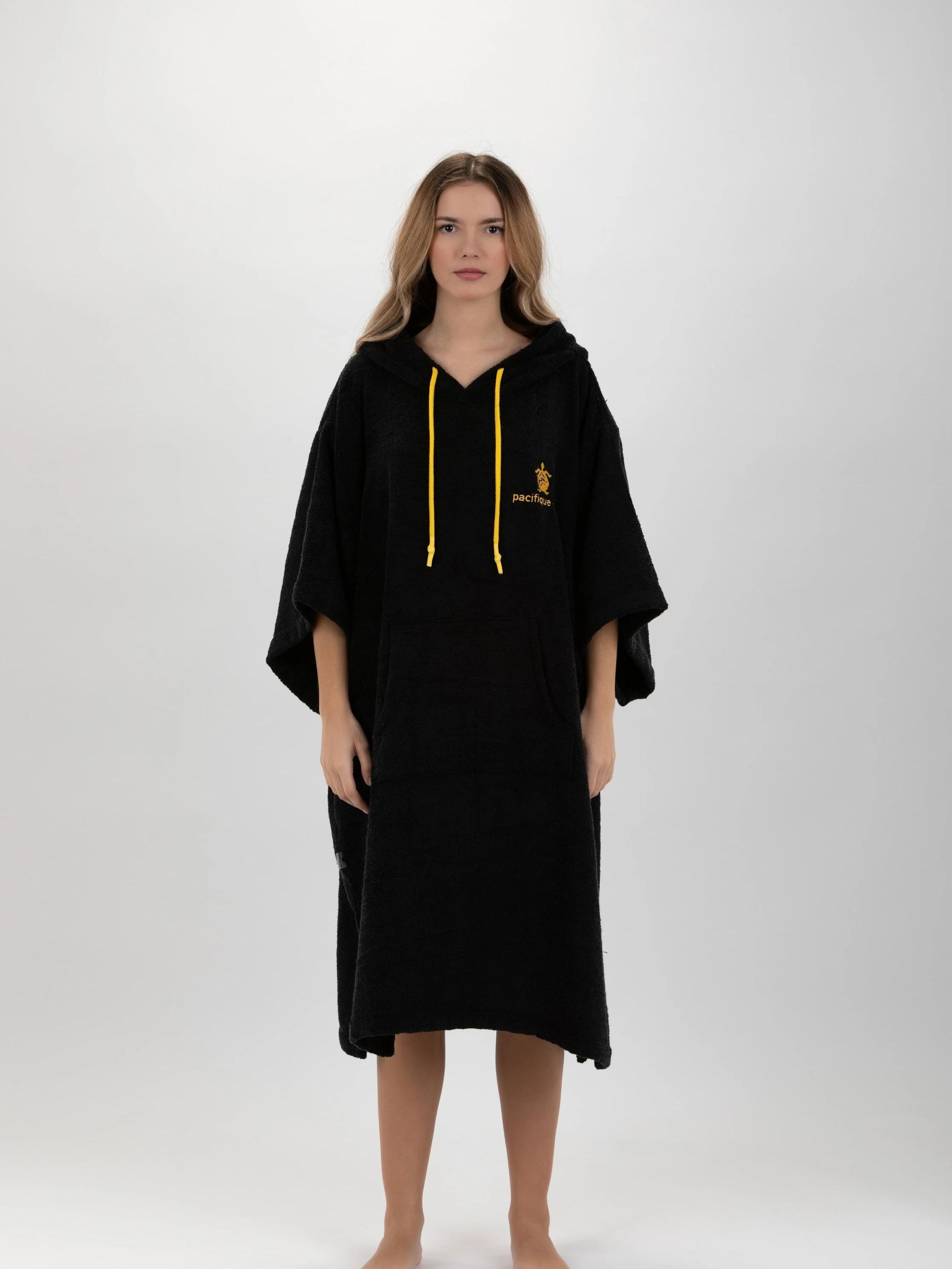 

Pacifique Sud Спортивный халат 'Poncho Surf' - универсальный размер - Tencel - с рукавами в черном цвете