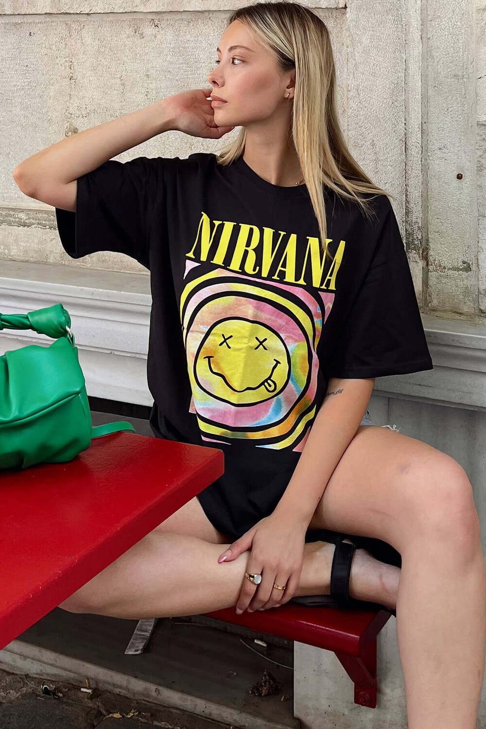 

Женская футболка оверсайз с принтом Nirvana черного цвета Swist, черный