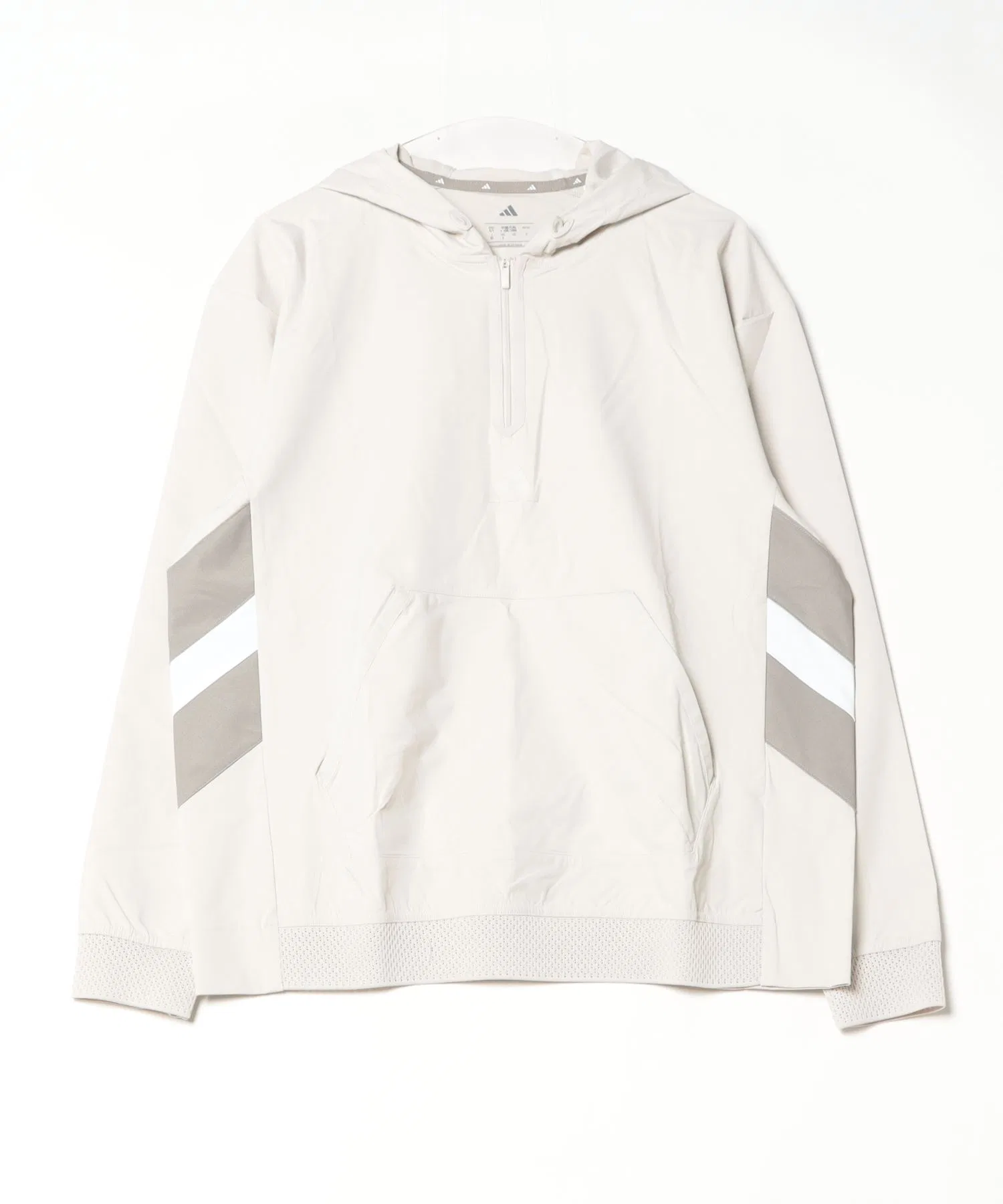 Толстовка Adidas Beyond the Course с длинными рукавами, водоотталкивающей тканью рипстоп и застежкой-молнией до середины груди.