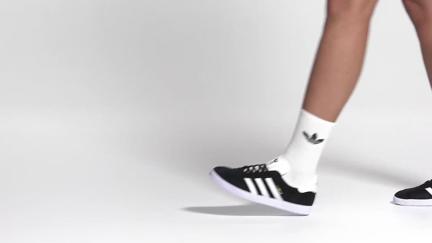 Кроссовки Gazelle Adidas, цвет Core Black/White/Gold Metallic — фото 2