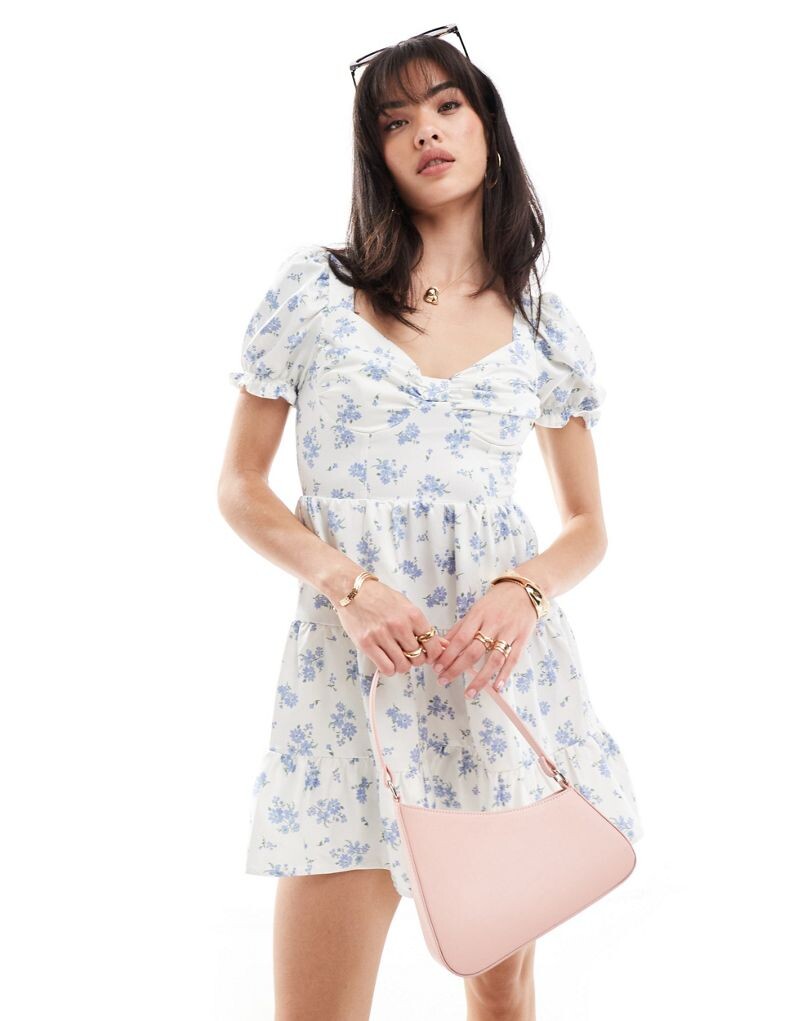 

Короткое атласное платье Miss Selfridge с цветочным принтом, оборками по низу и шнуровкой на спине