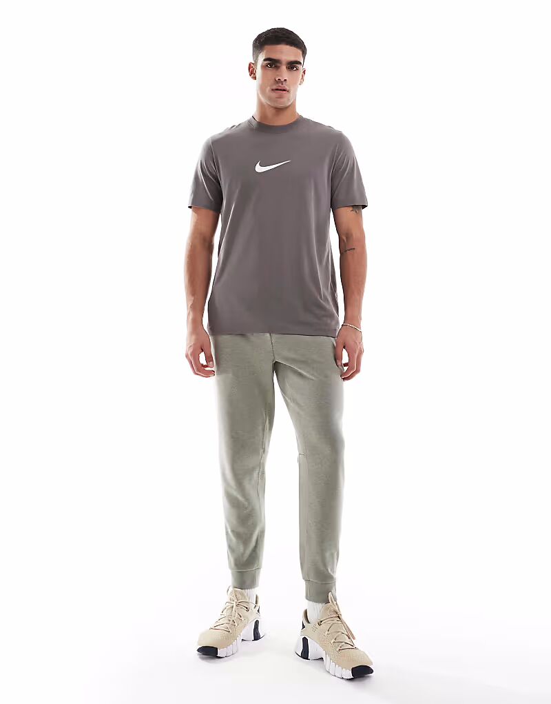 

Джоггеры Nike Training Primary Dri-FIT серого цвета
