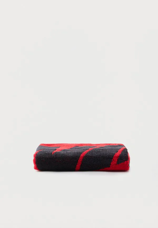 Среднего размера графическое полотенце унисекс Nike Performance, Black/University Red — фото 2