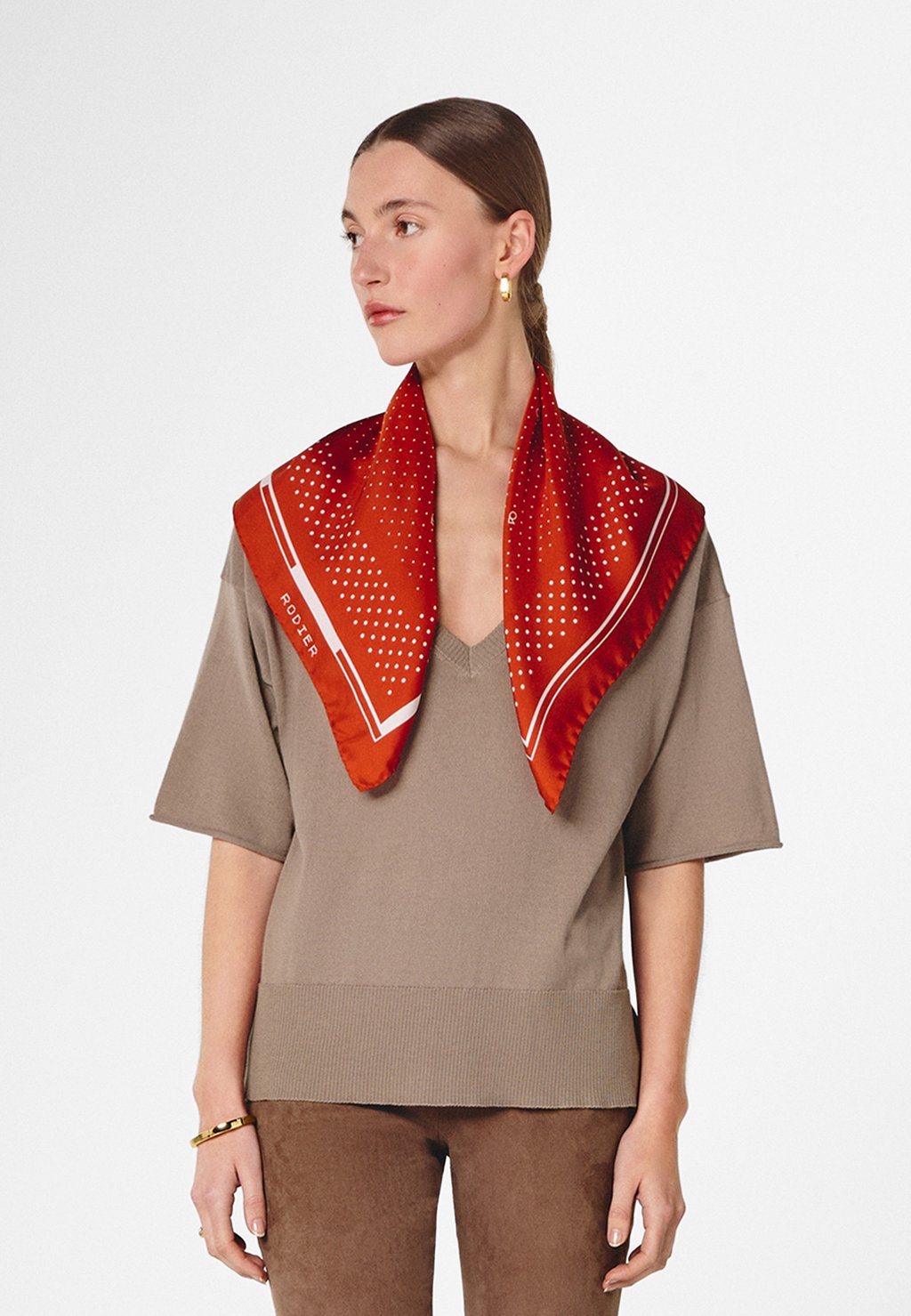 

Базовая футболка V-NECK Rodier, серо-коричневый