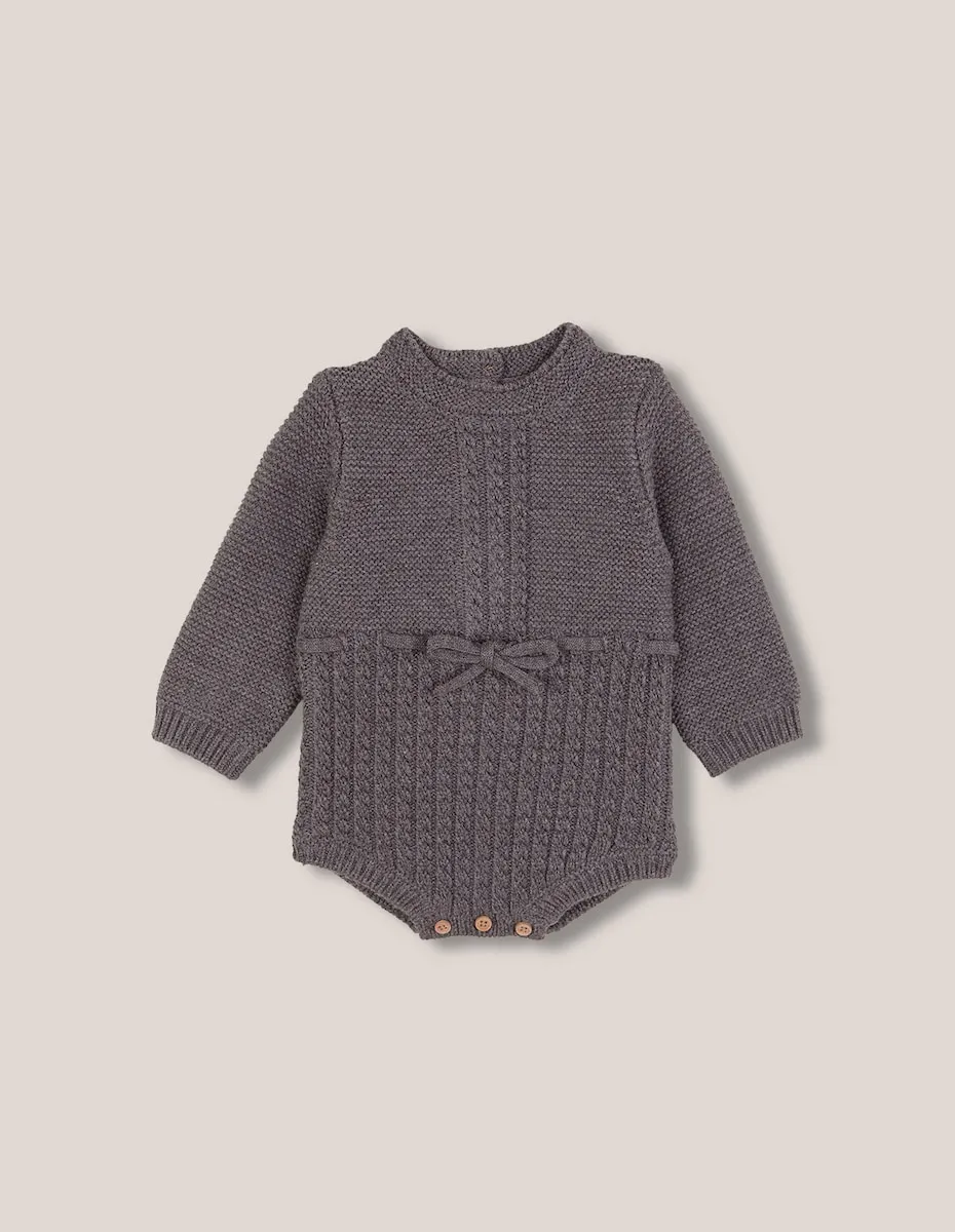 

Вязаный детский комбинезон с простым узором Gocco, серый