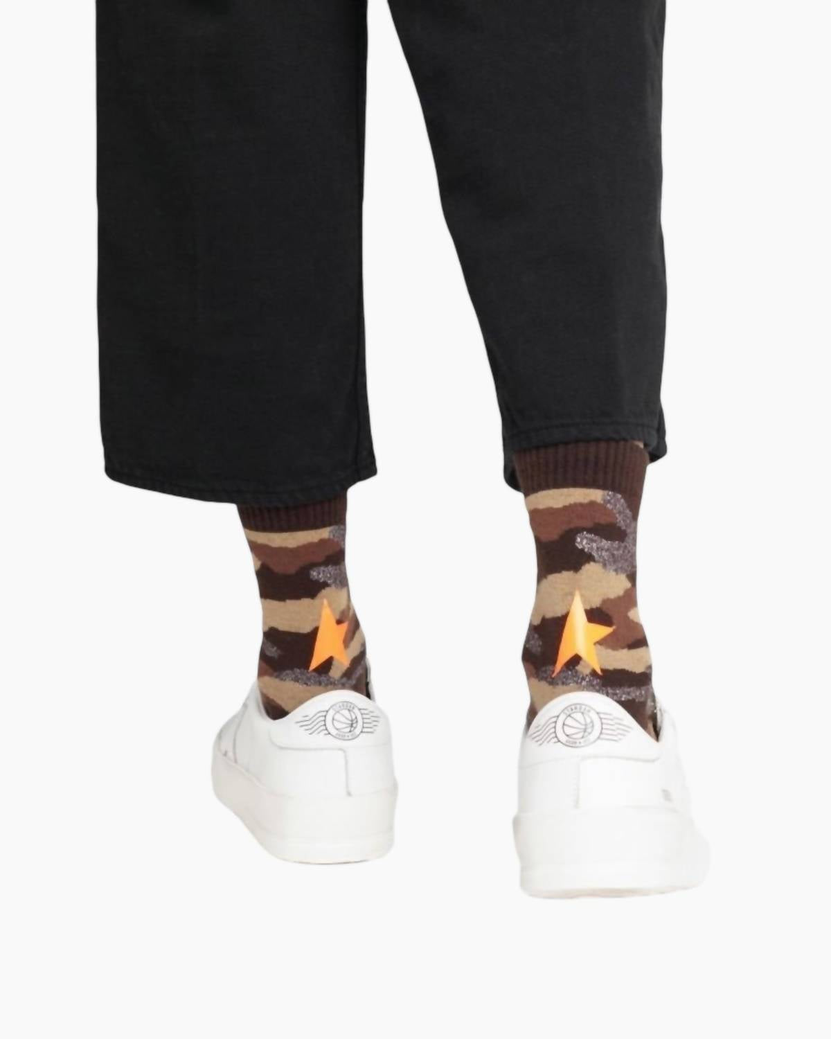 Golden Goose Женские носки с ярким принтом: коричневый камуфляж/флуоресцентный оранжевый — фото 2