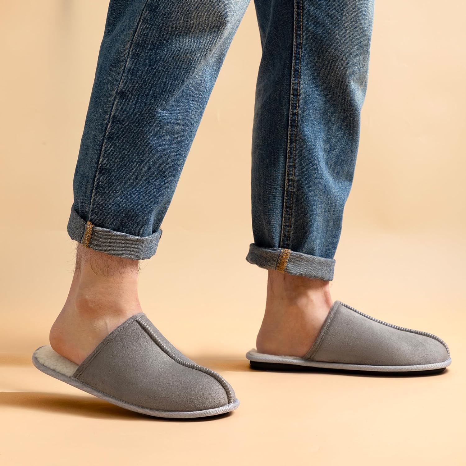 Мужские тапочки RockDove Drift из микрозамши с подкладкой из мягкой шерпы, стелькой с эффектом памяти и противоскользящей подошвой, серый — фото 2