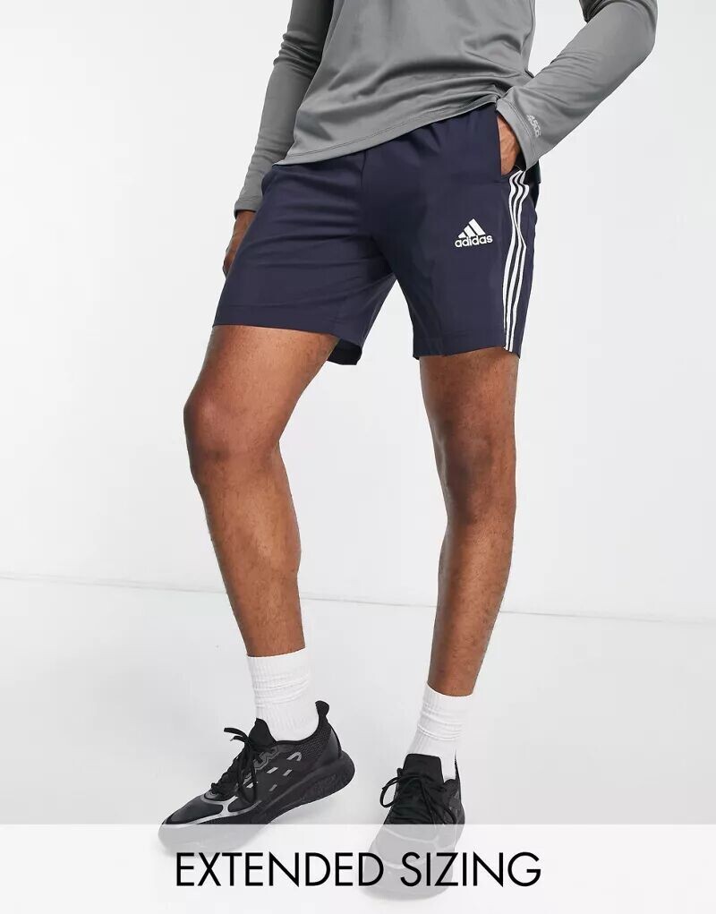 

Темно-синие шорты adidas Sportswear Essentials с тремя белыми полосками adidas performance