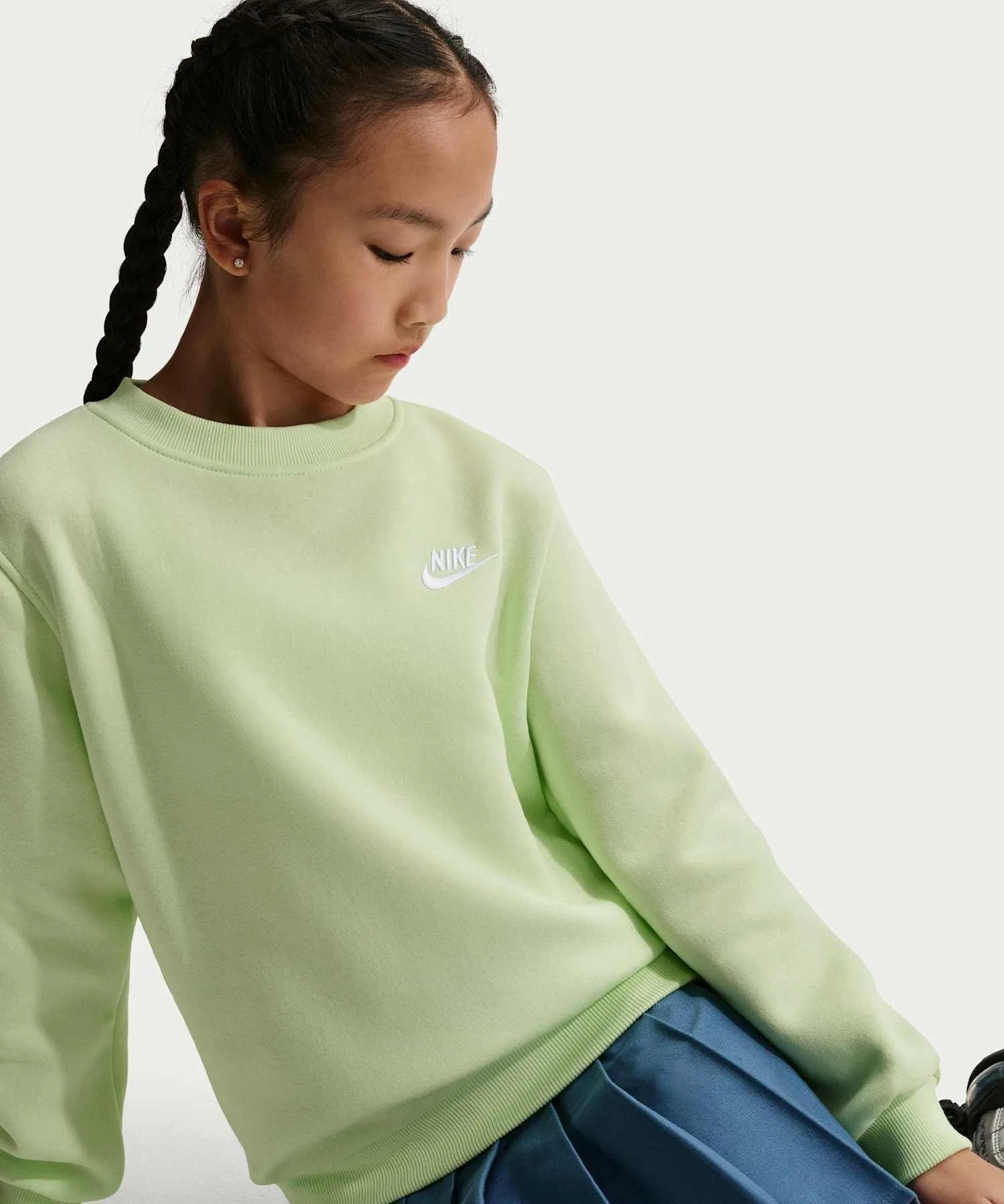 Детская флисовая толстовка Nike Sportswear Club / Детская флисовая толстовка Nike Sportswear Club FD3006-360 светло-салатового цвета — фото 2