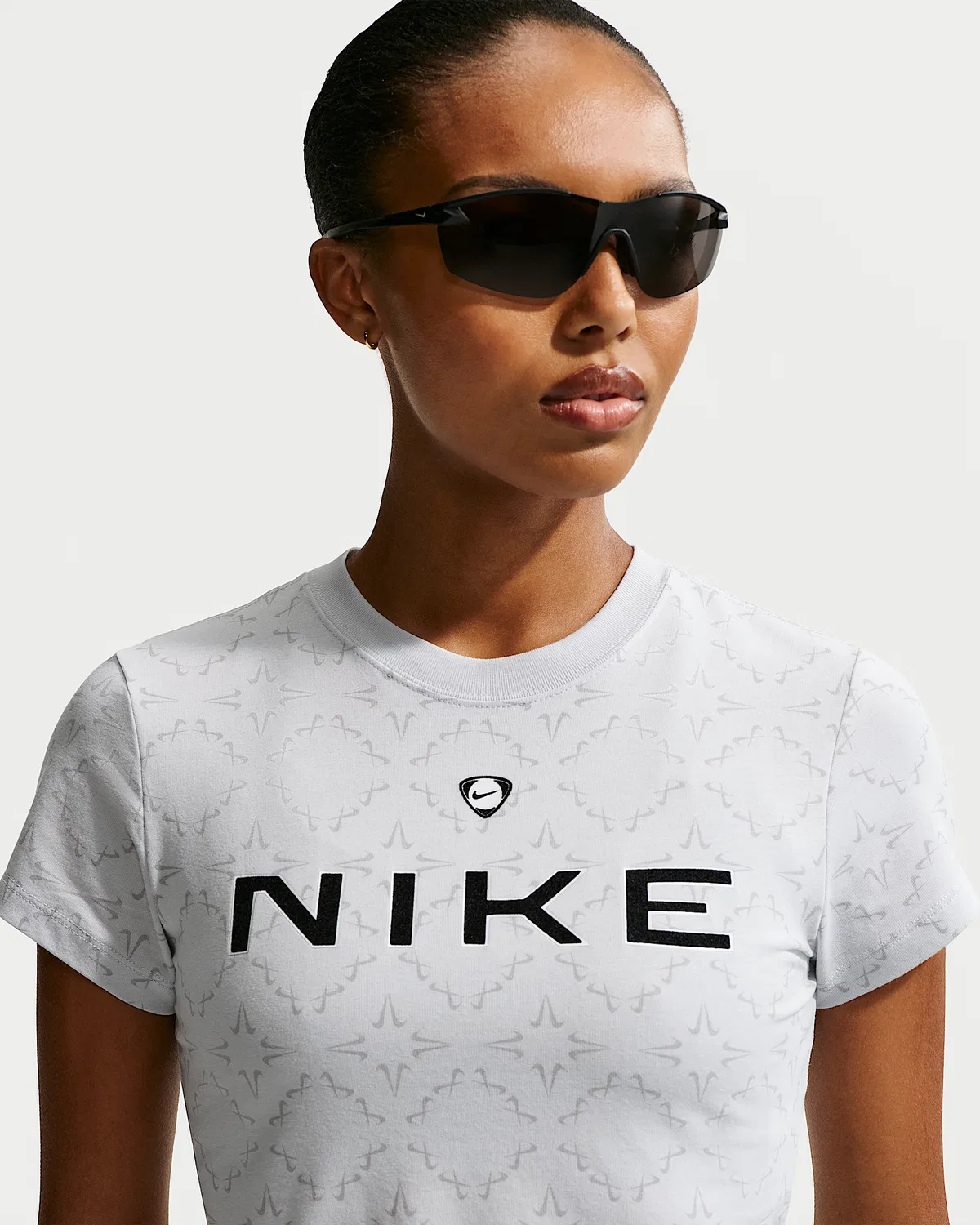 Женская укороченная футболка Nike Sportswear Chill Knit Slim, Pure Platinum/Light Smoke Grey — фото 3