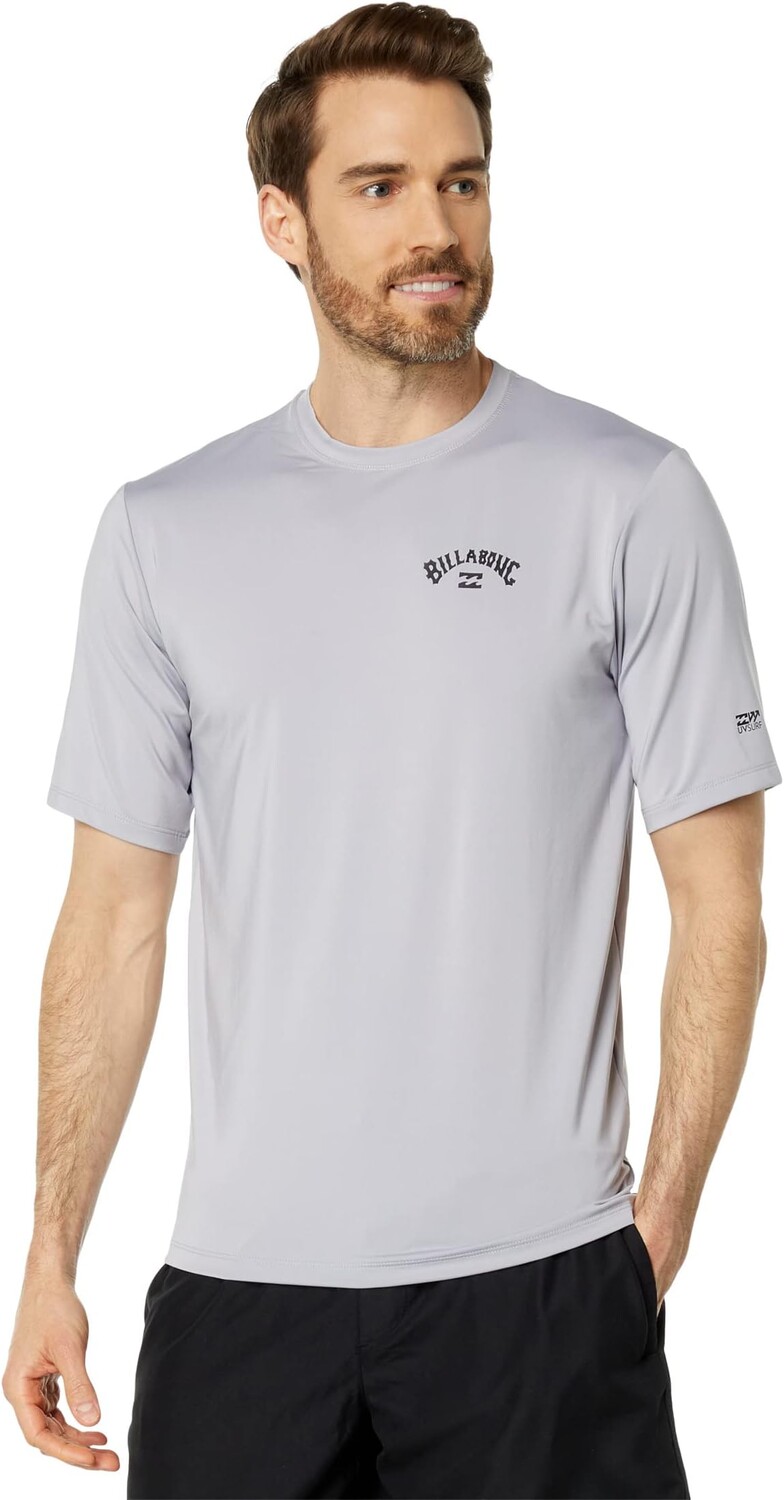 

Плавки Billabong Arch Wave Loose Fit Short Sleeve Surf Tee, цвет Grey Violet