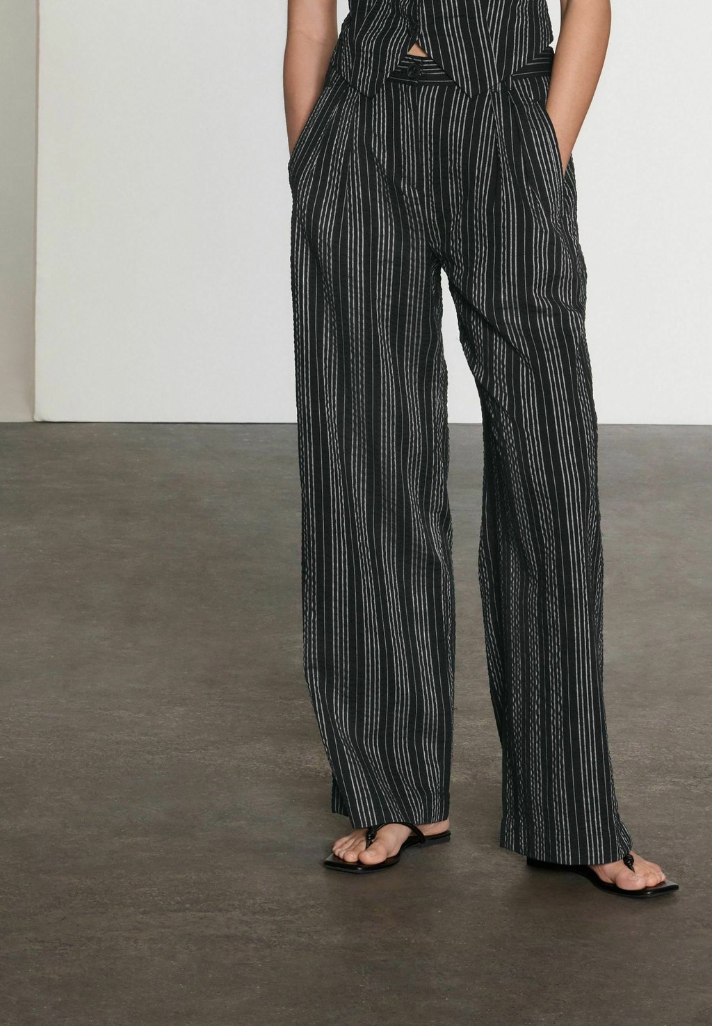 Брюки STRAIGHT LEG TEXTURED STRIPED Next, черный — фото 3