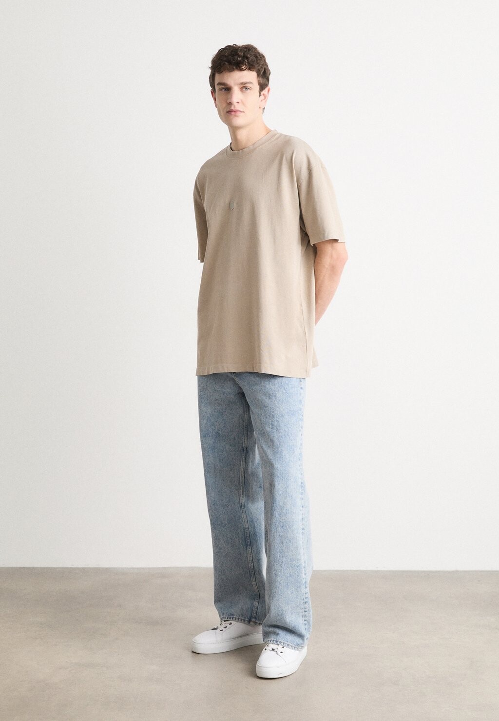 

Базовая футболка HUGO, серый