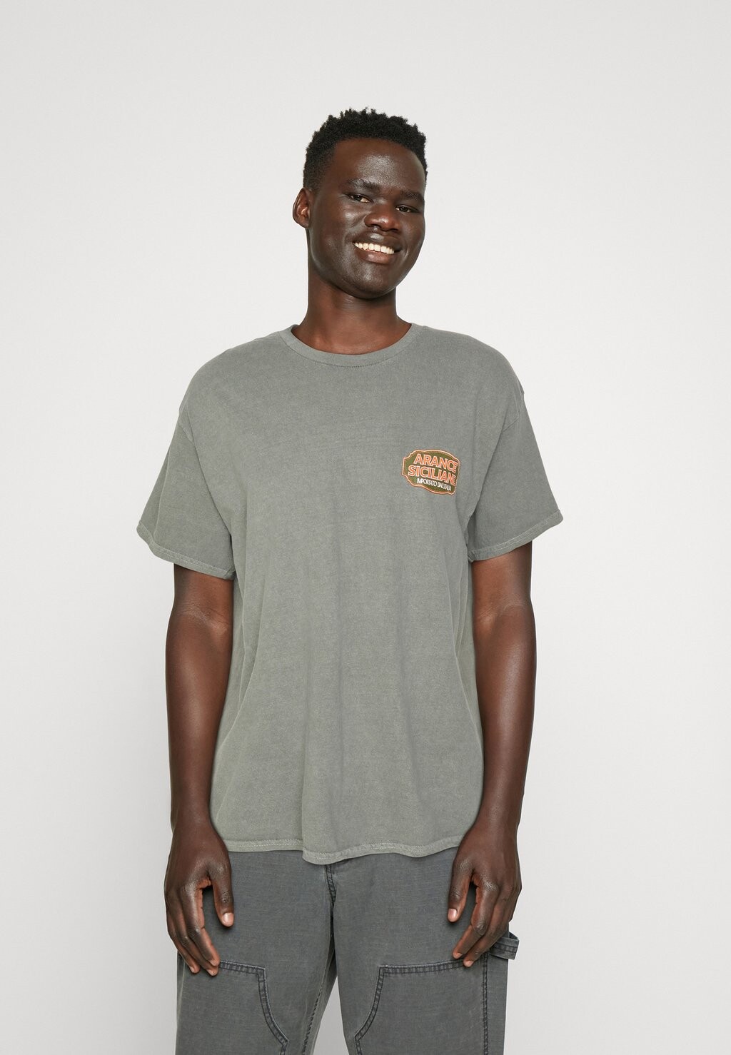

Футболка с принтом ARANGE TEE UNISEX BDG Urban Outfitters, хаки