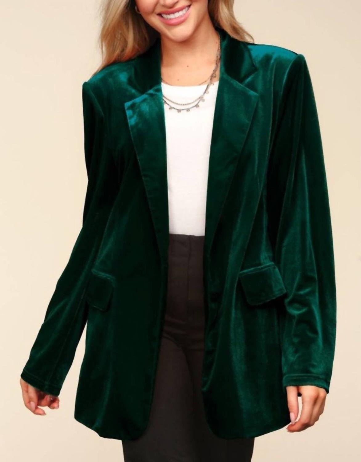 

Куртка-блейзер из плотного бархата цвета хаки с силуэтом для пышных форм Haptics