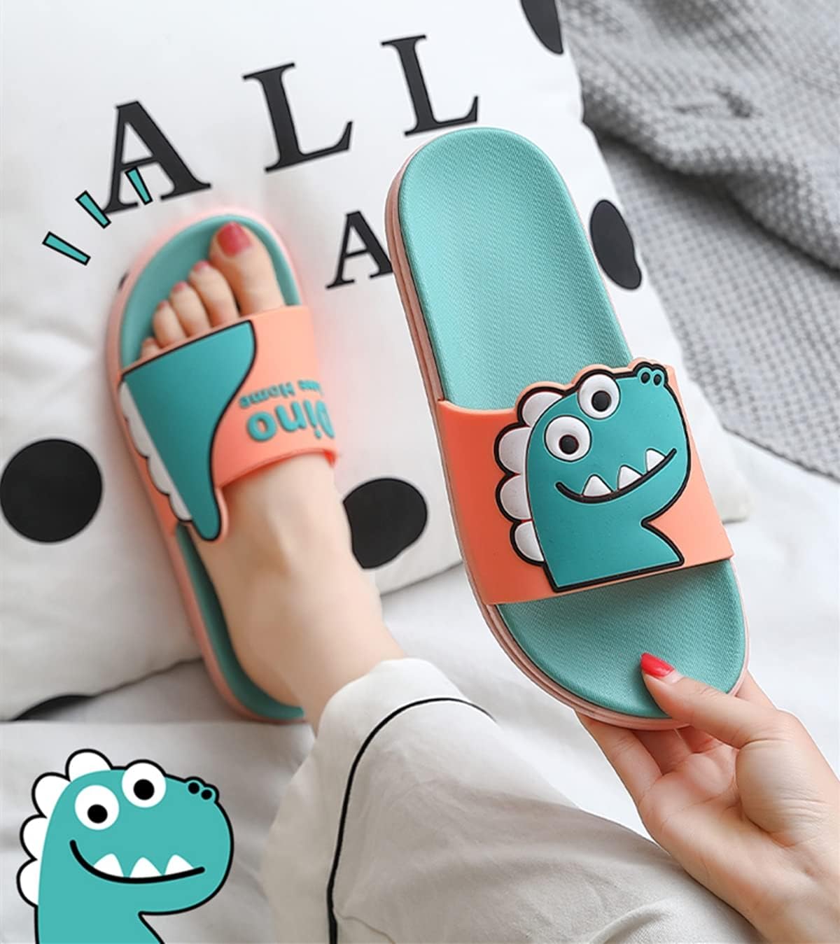 Тапочки Aoakva Kawaii с милым мультяшным динозавром, кломпы для девочек и женщин, летние шлепанцы для душа, нескользящие пляжные обувь из мягкого ПВХ, синий/розовый — фото 2
