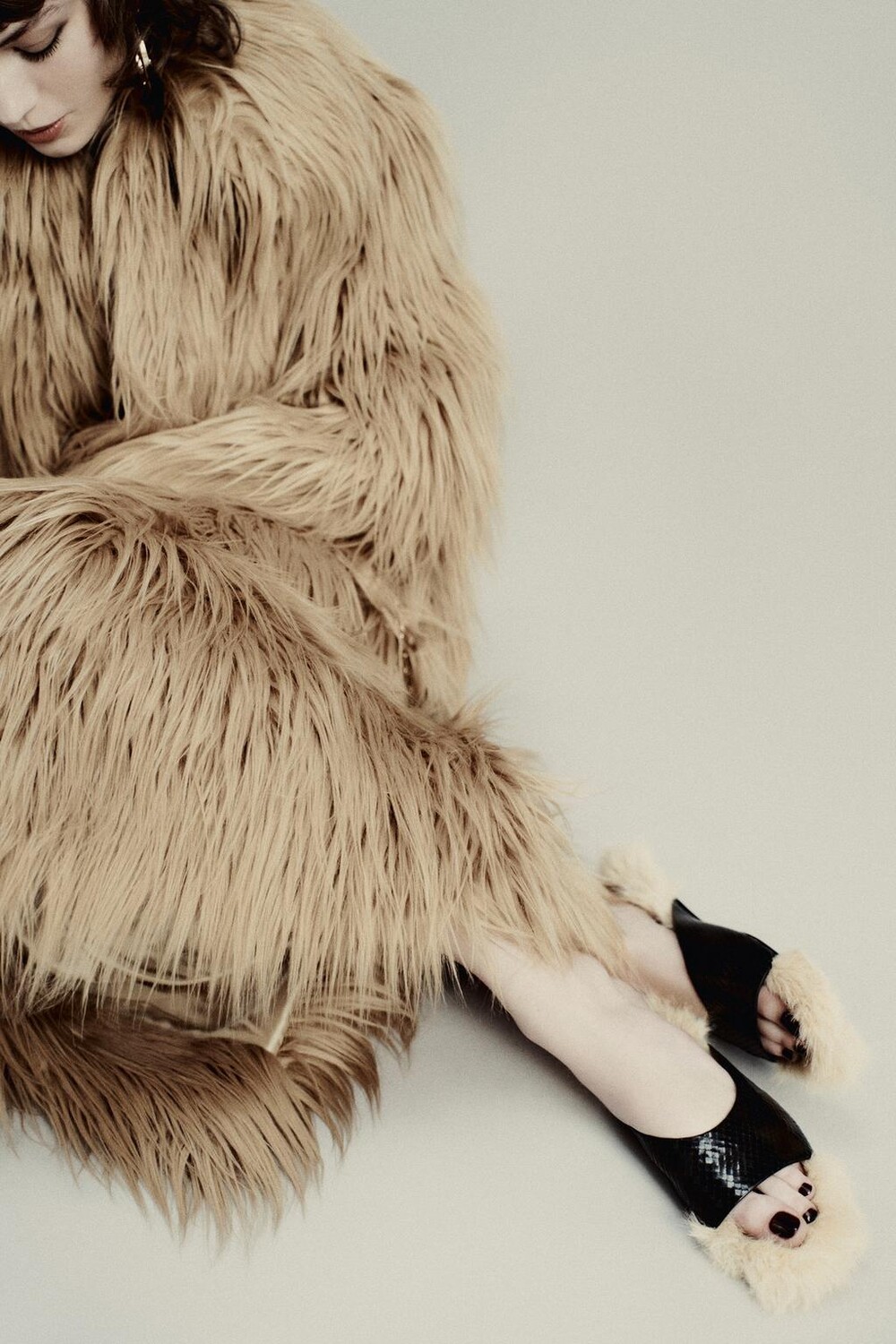 

Кожаные сандалии со стелькой из овчины ZARA, черный