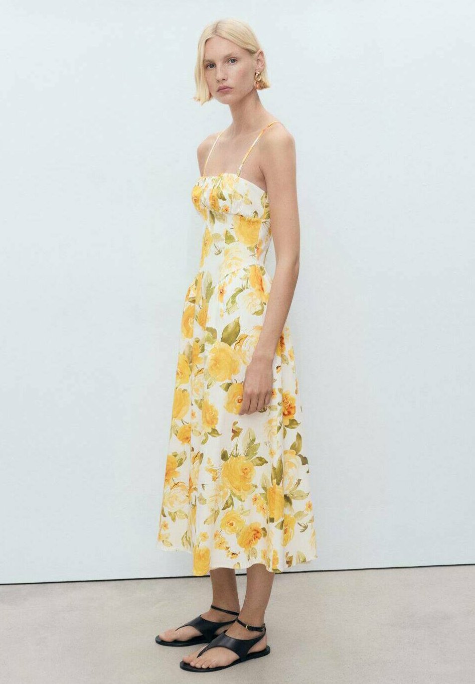 

Повседневное платье FLORAL MIDI - WITH GATHERED NECKLINE Mango, желтый