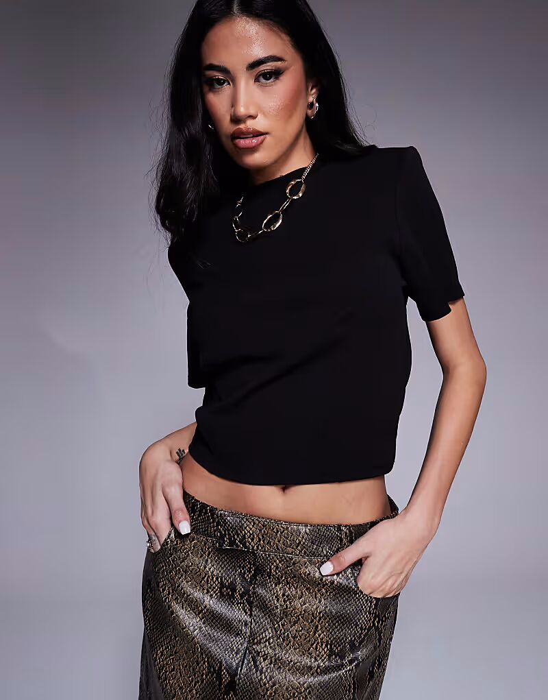

Топ ASOS DESIGN со структурированными вытачками и подплечниками черного цвета