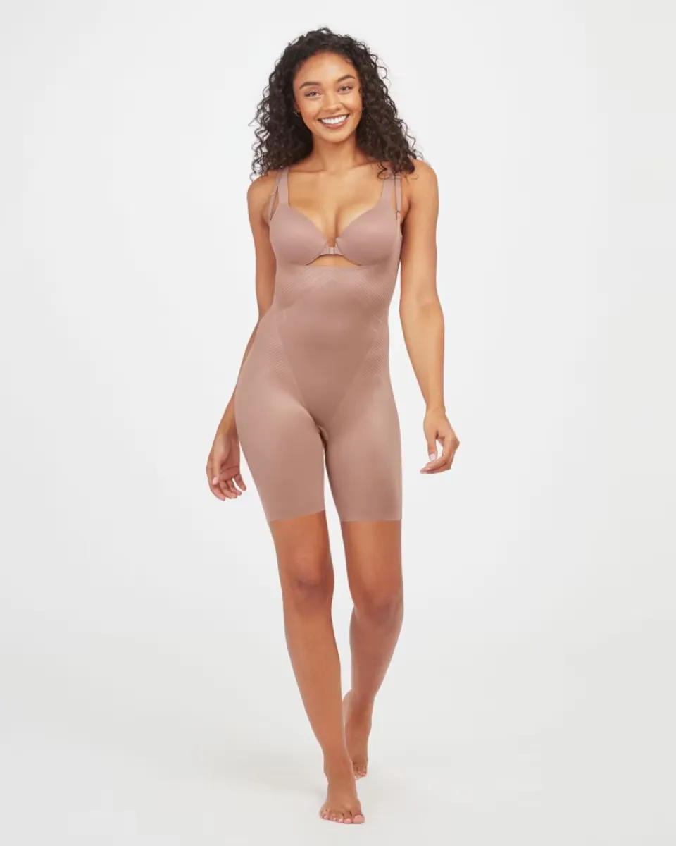 

Боди с укороченными бретелями и штанинами Spanx, бежевый