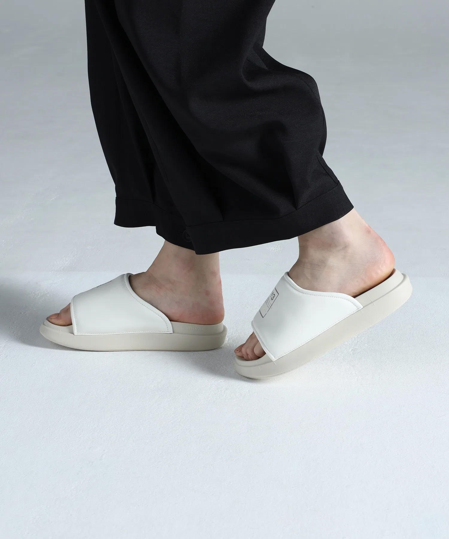 Унисекс кожаные сандалии Y-3 SLIDE белые — фото 2