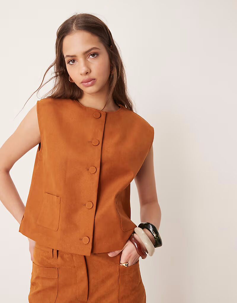 

Жилет свободного кроя из искусственной замши ASOS DESIGN бежевого цвета