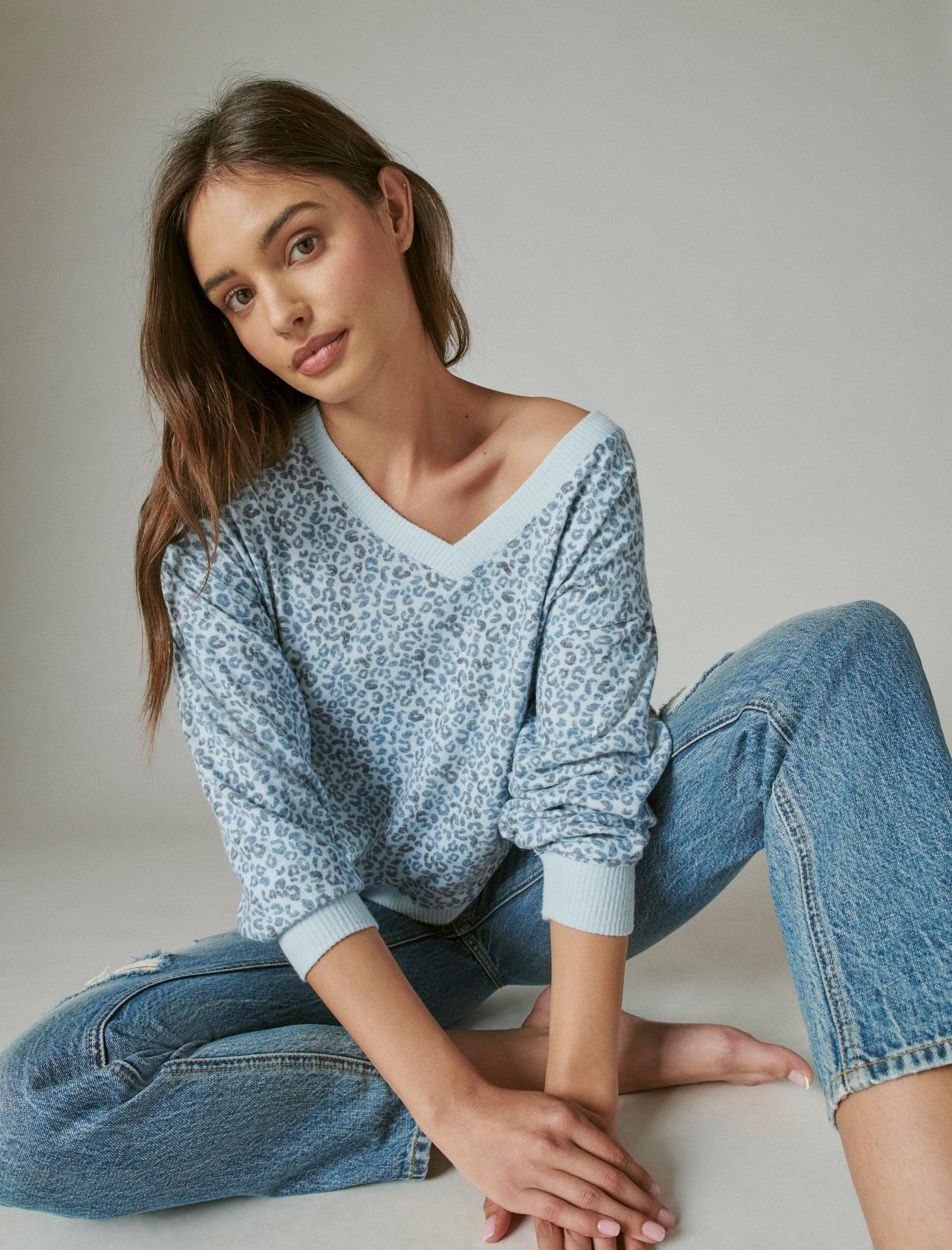 

Lucky Brand Женская футболка с длинным рукавом и V-образным вырезом, светло-голубой