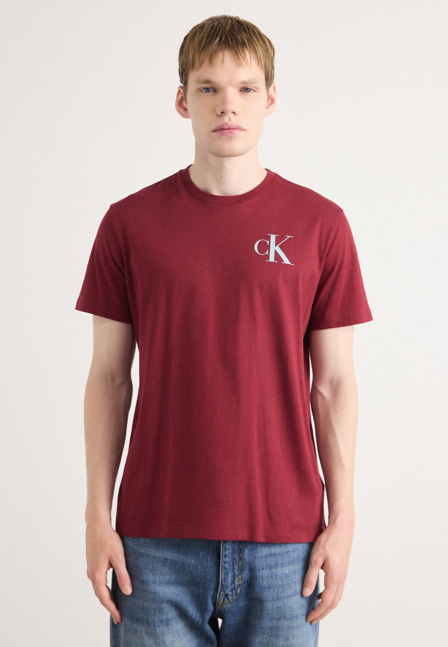 

Футболка Calvin Klein Jeans LEFT CHEST LOGO TEE, Renaissance Red/Red