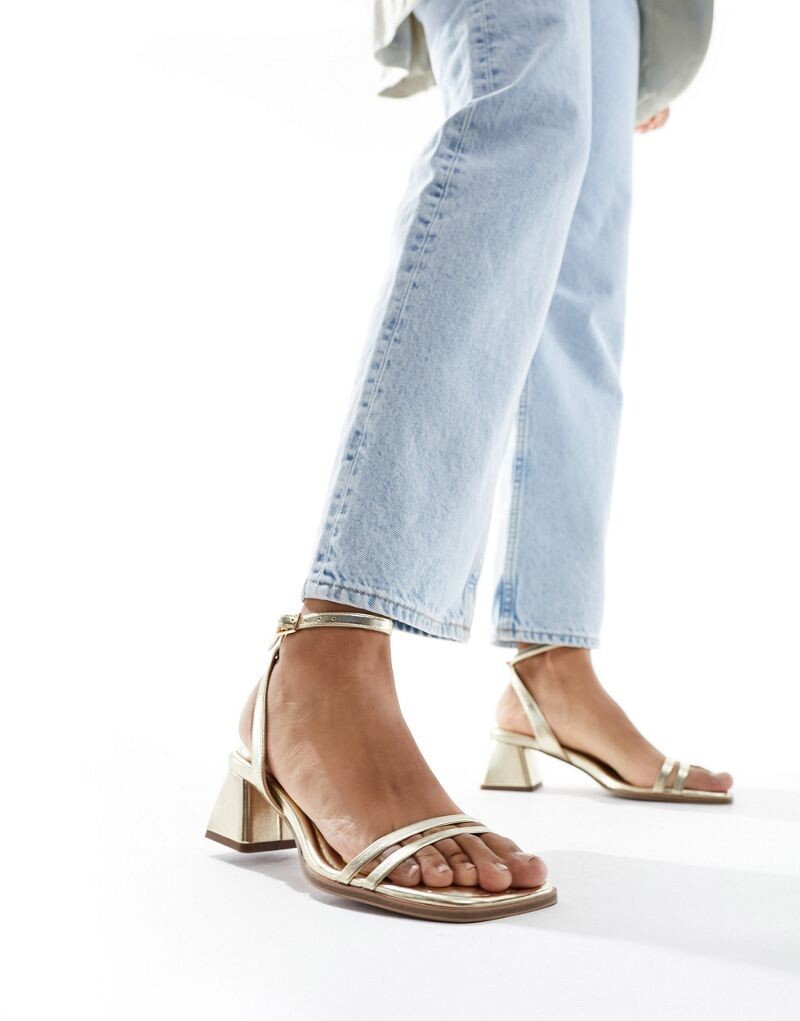 

Золотистые босоножки на среднем каблуке ASOS DESIGN Honeydew